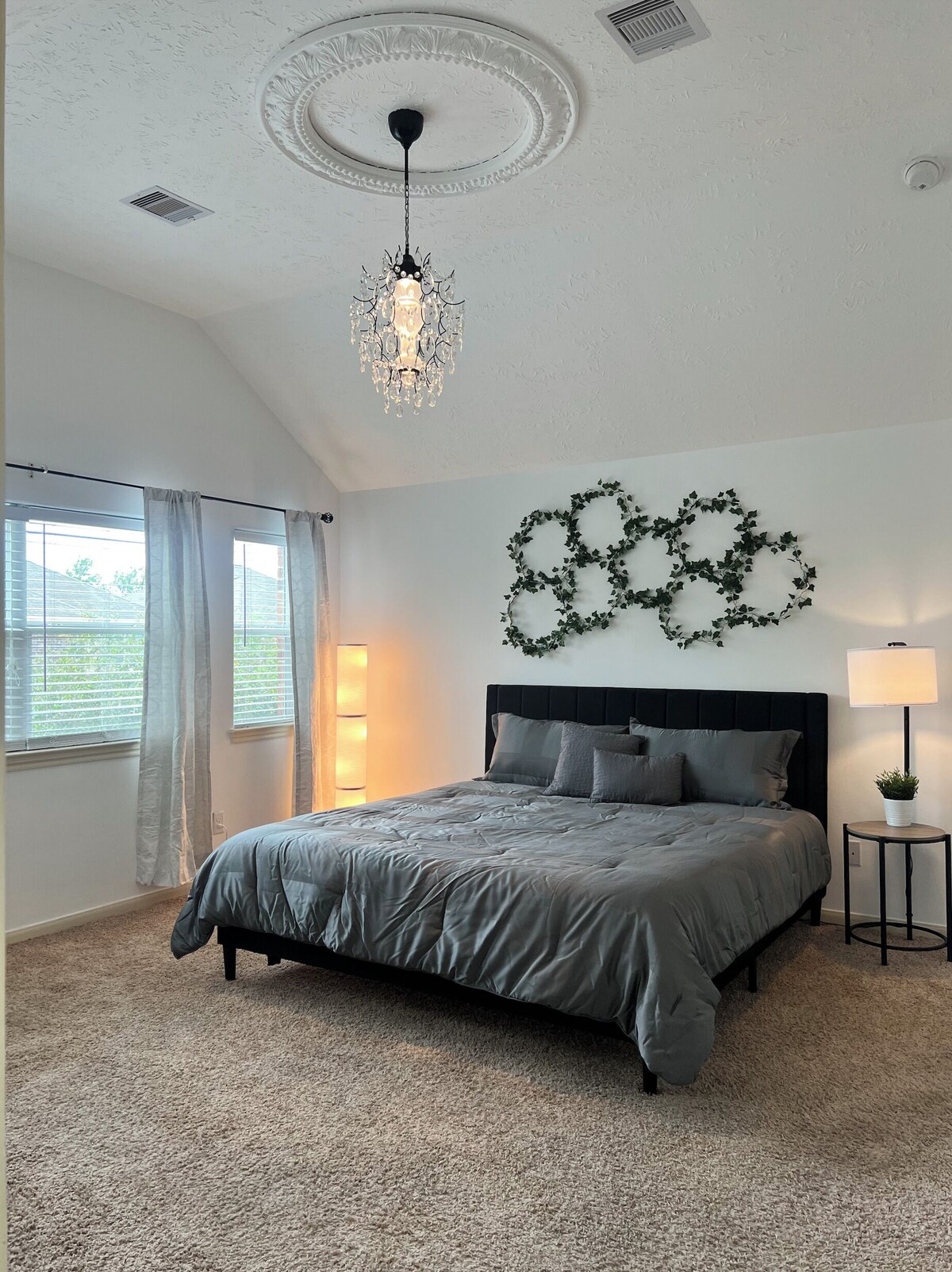 Photo 5 of Cheerful 3-Bedroom Home With Back Yard and Garage in Houston