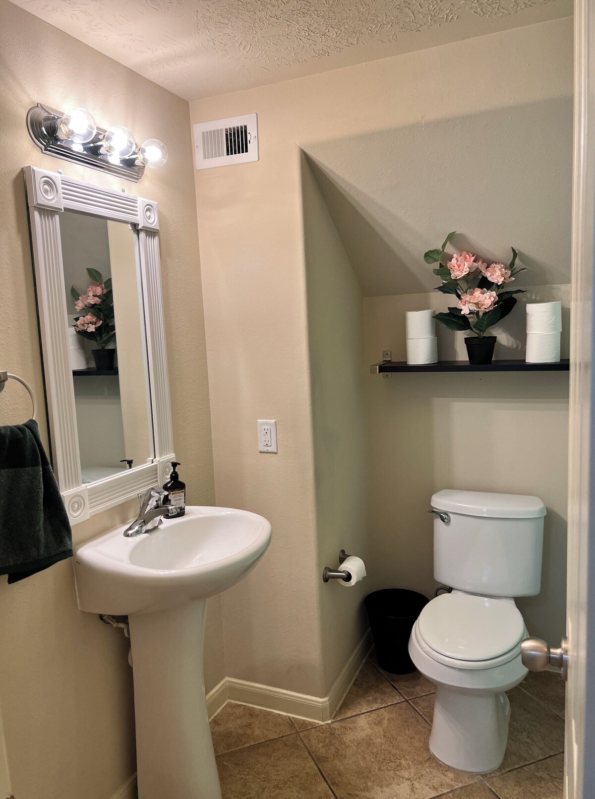 Photo 48 of Cheerful 3-Bedroom Home With Back Yard and Garage in Houston