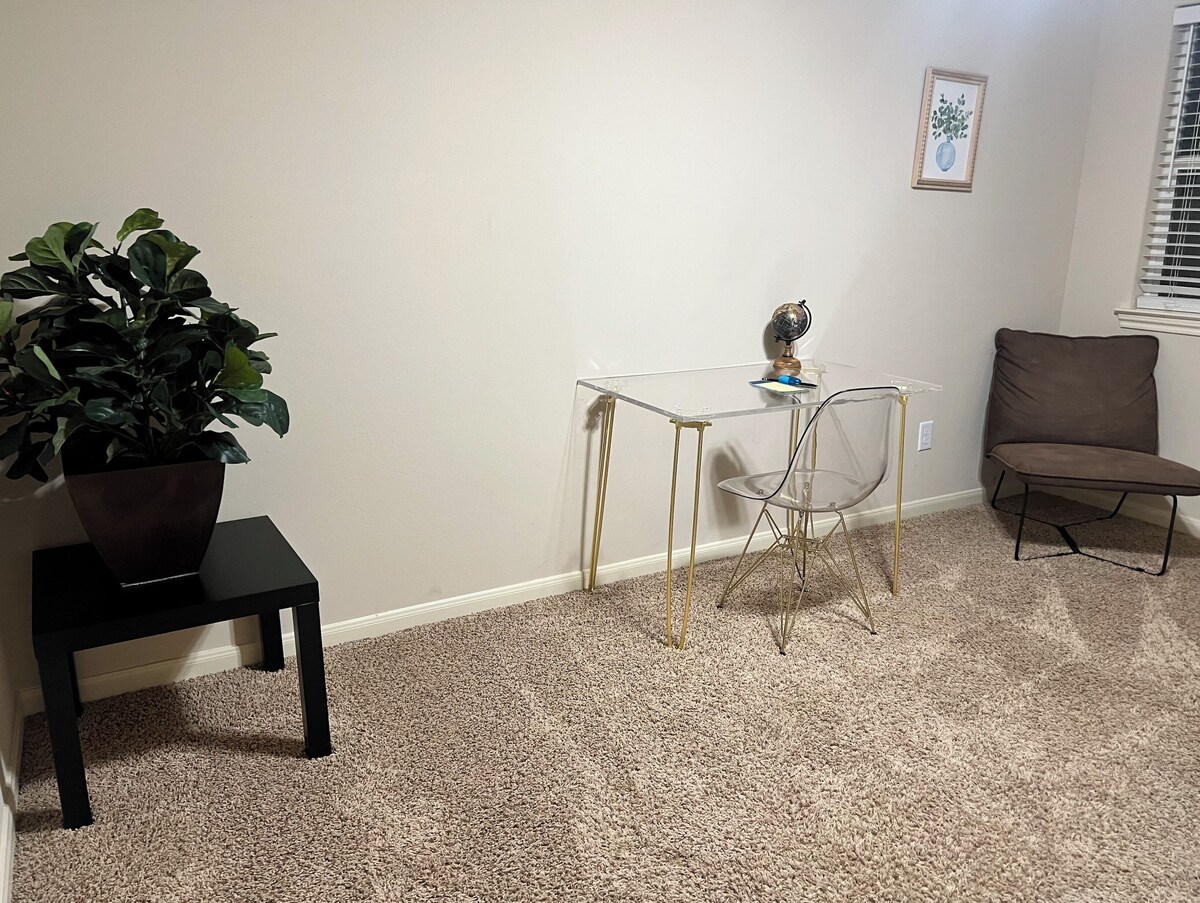 Photo 30 of Cheerful 3-Bedroom Home With Back Yard and Garage in Houston