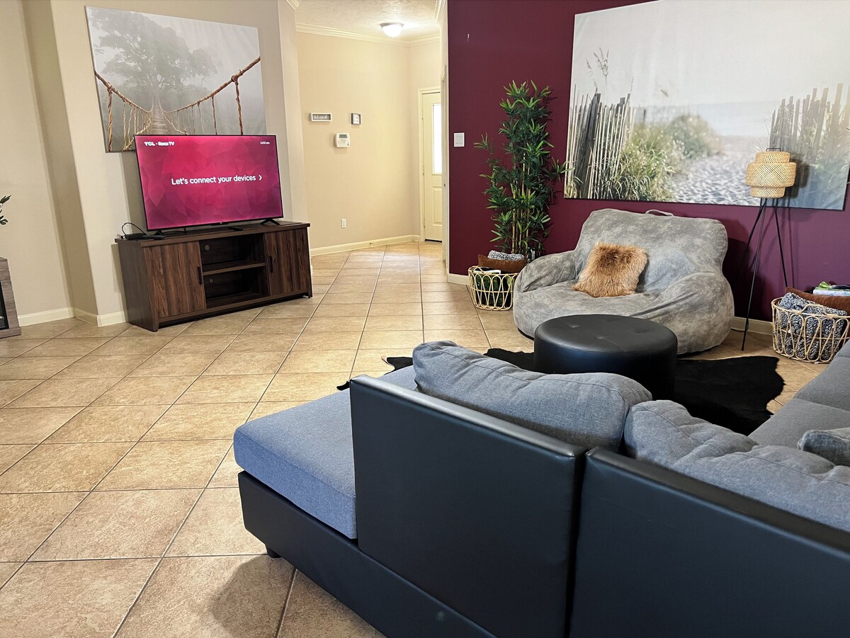 Photo 35 of Cheerful 3-Bedroom Home With Back Yard and Garage in Houston