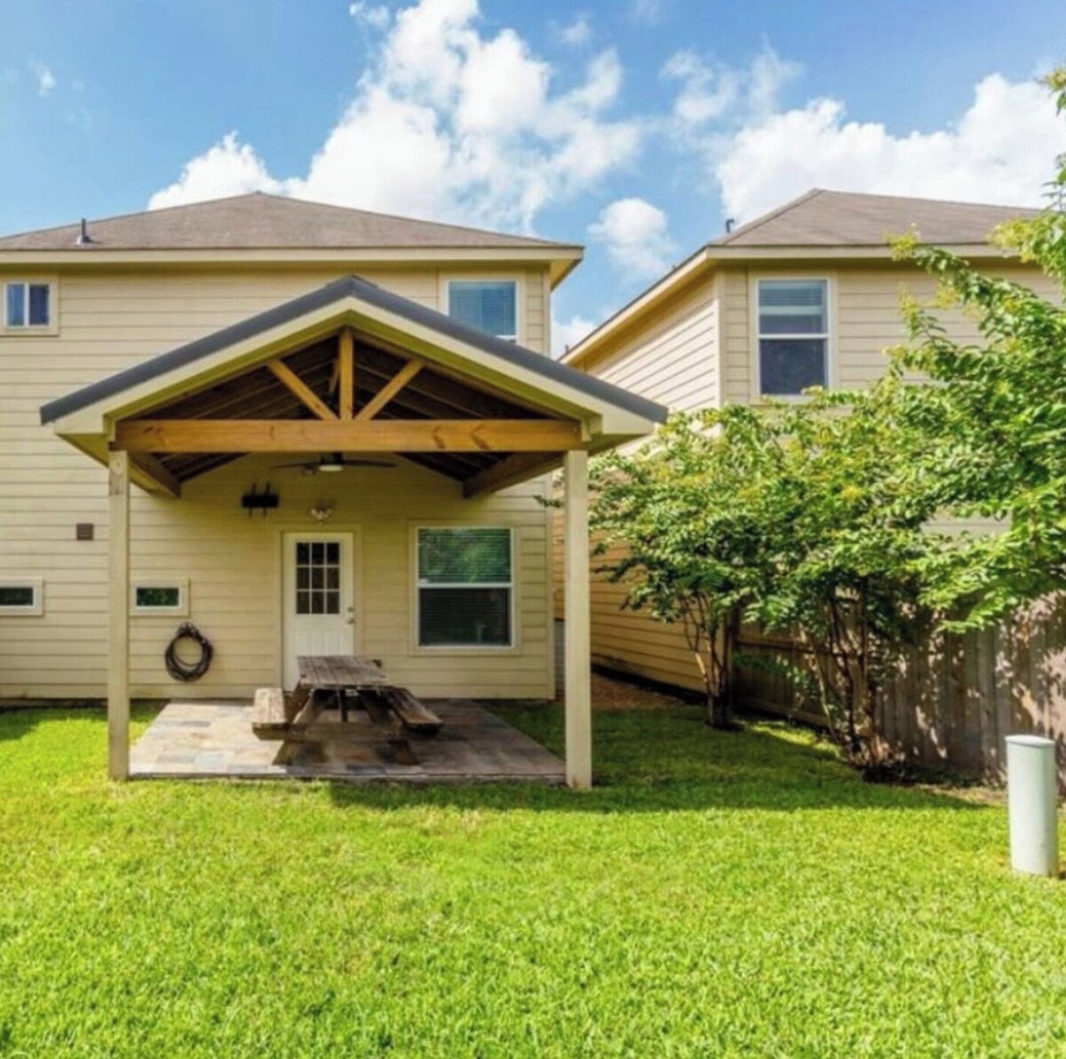 Photo 3 of Cheerful 3-Bedroom Home With Back Yard and Garage in Houston