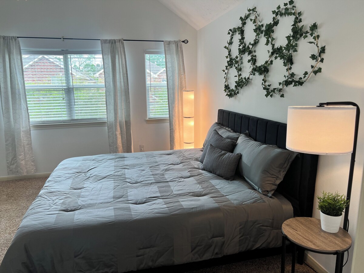Photo 4 of Cheerful 3-Bedroom Home With Back Yard and Garage in Houston