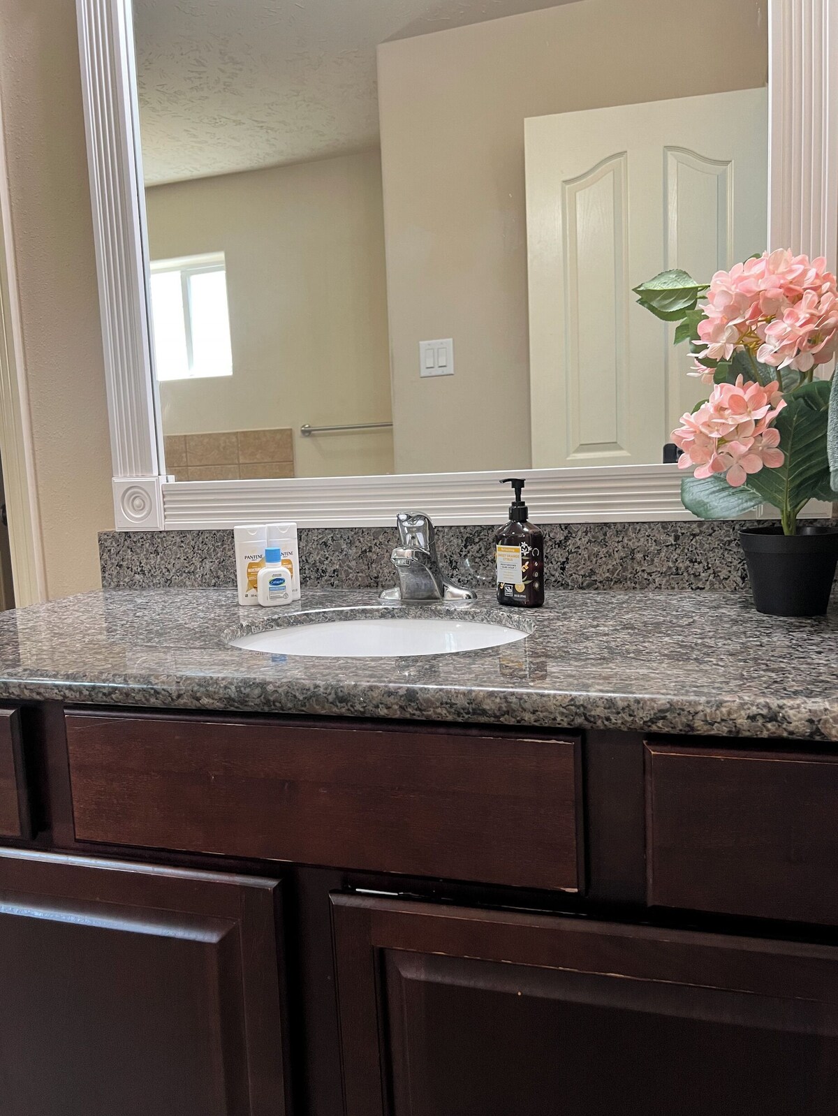 Photo 12 of Cheerful 3-Bedroom Home With Back Yard and Garage in Houston