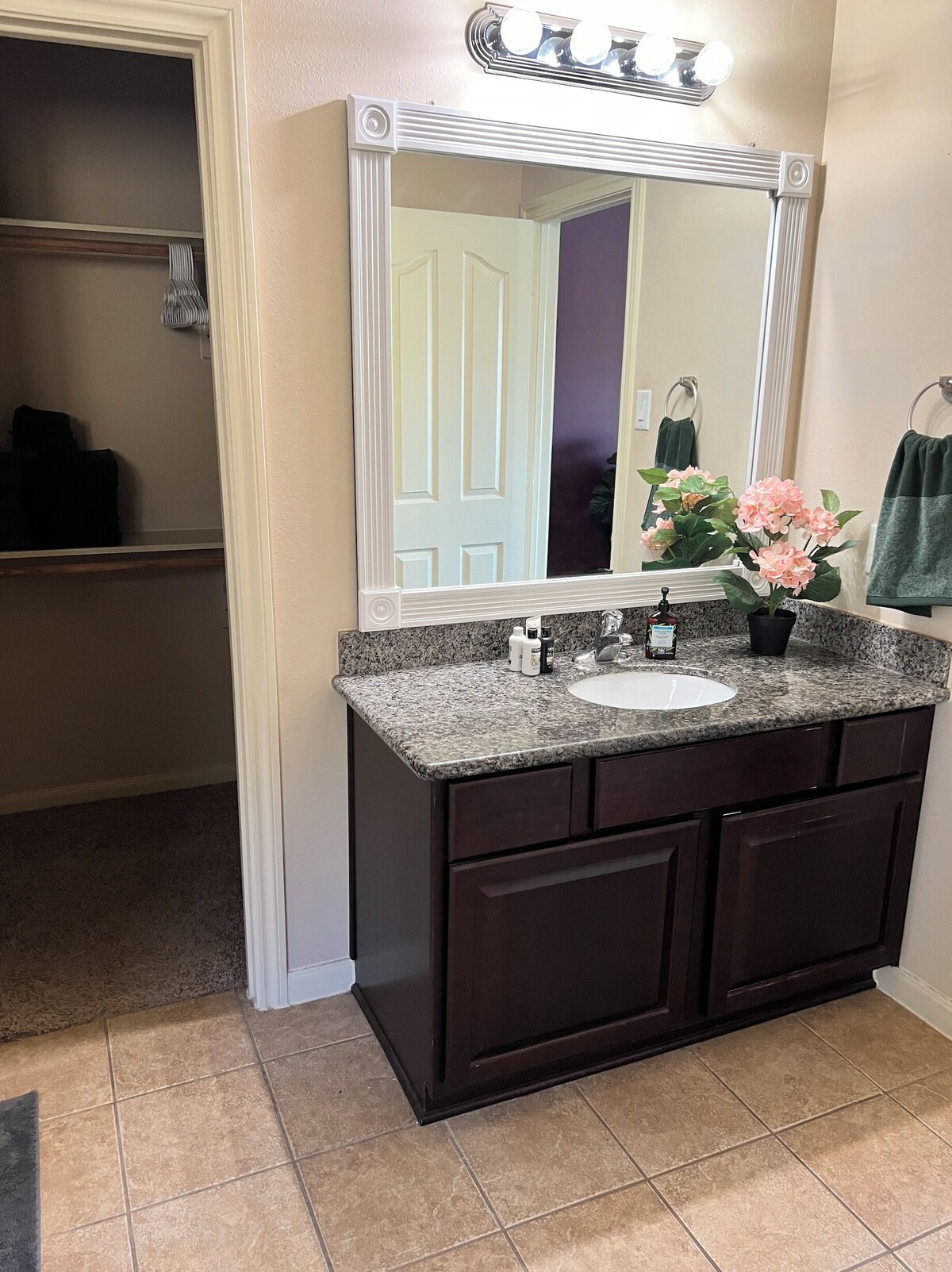 Photo 11 of Cheerful 3-Bedroom Home With Back Yard and Garage in Houston