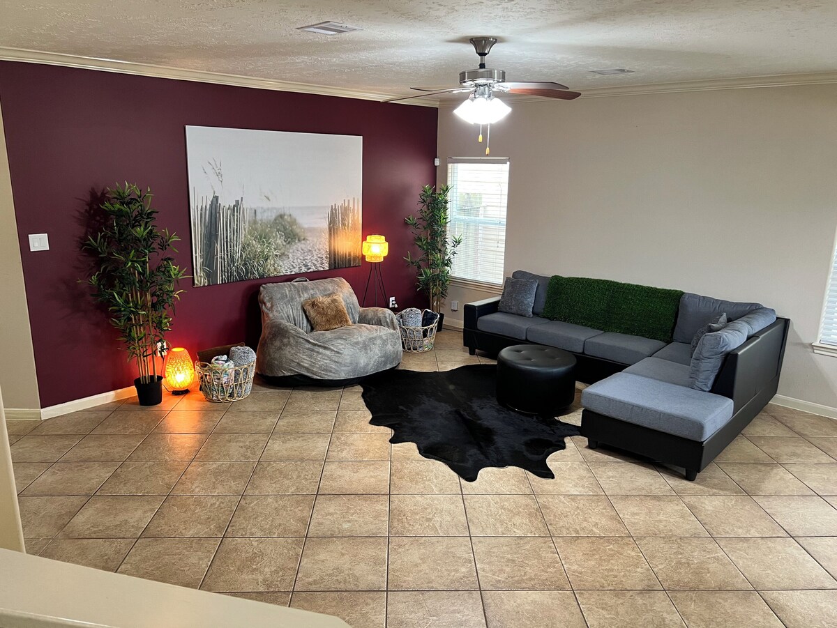 Photo 38 of Cheerful 3-Bedroom Home With Back Yard and Garage in Houston
