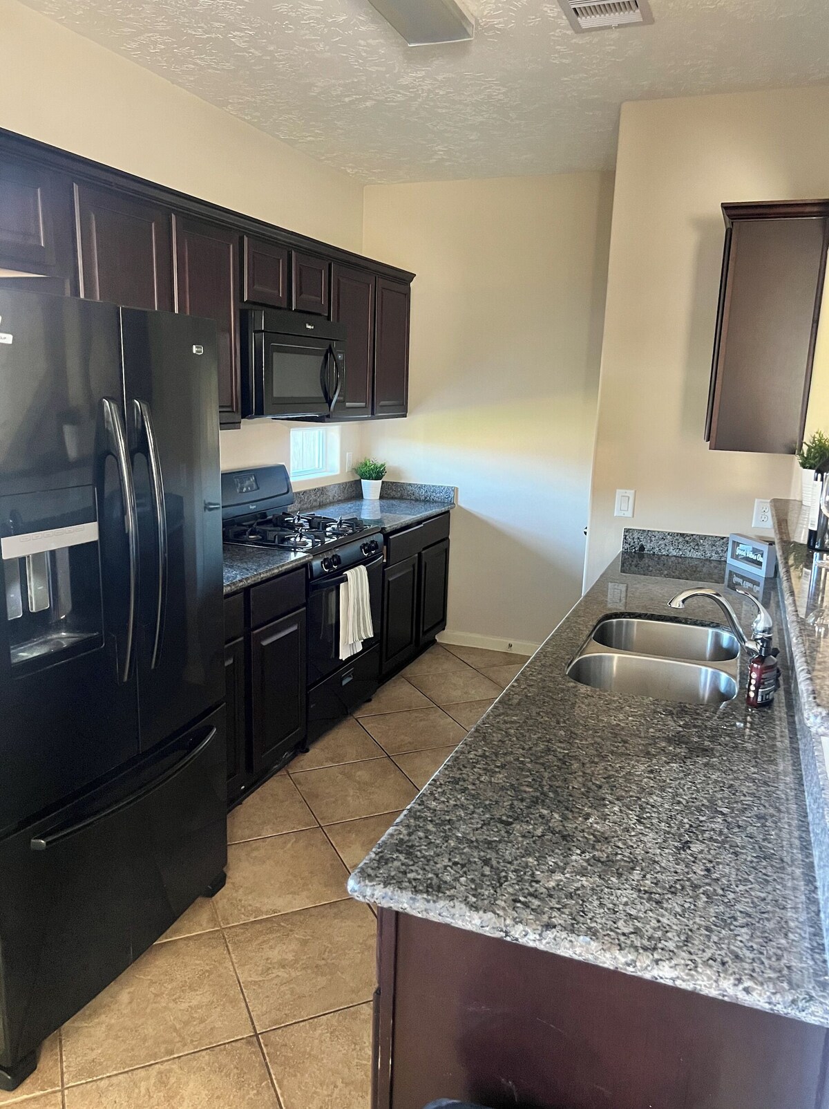 Photo 44 of Cheerful 3-Bedroom Home With Back Yard and Garage in Houston