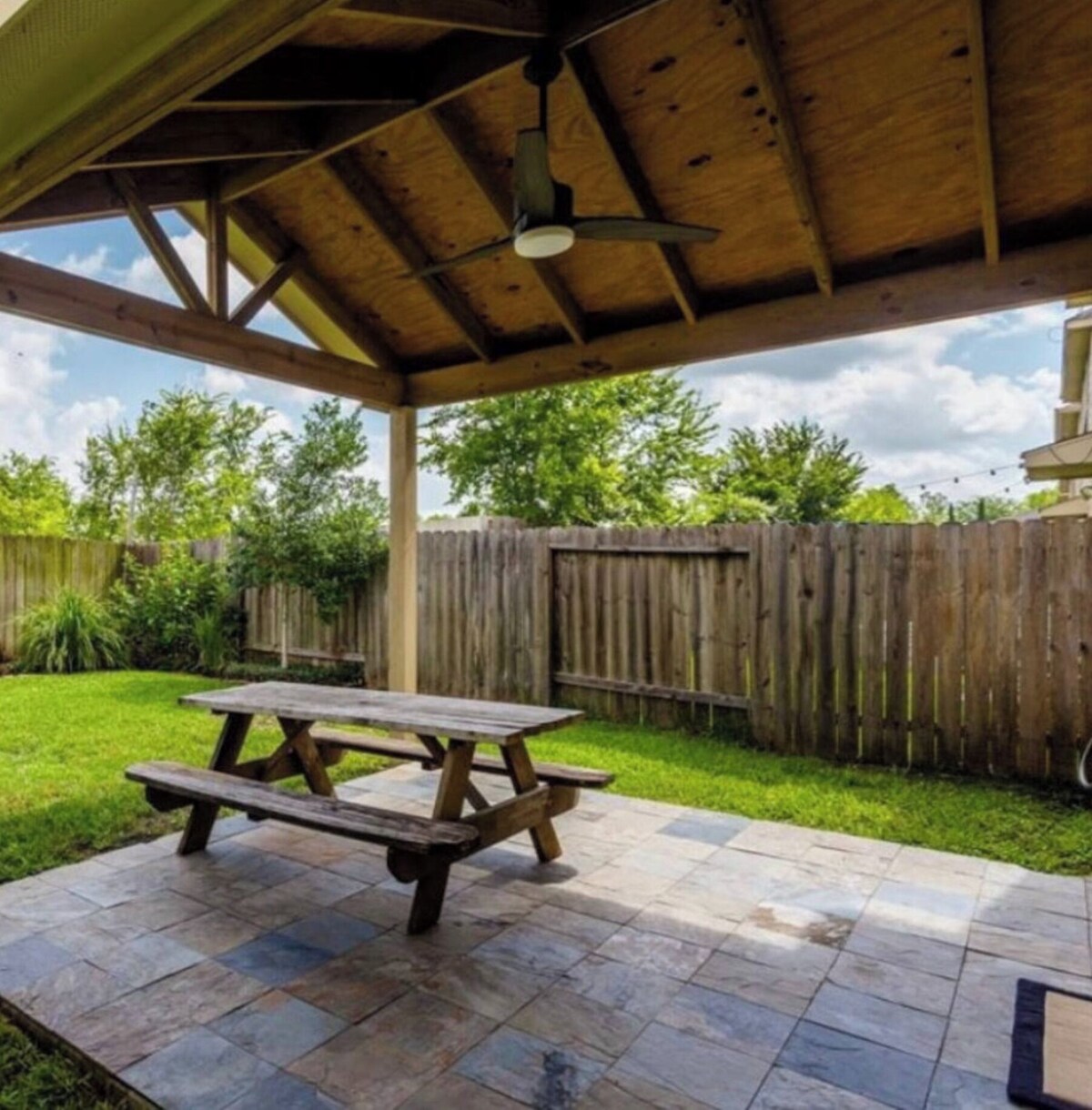 Photo 2 of Cheerful 3-Bedroom Home With Back Yard and Garage in Houston