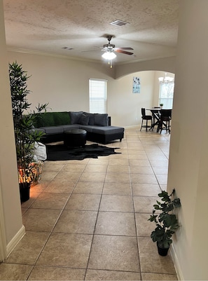 Smart-tv och eldstad