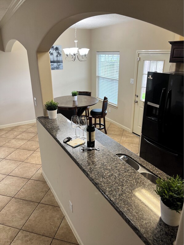 Mikrovågsugn, ugn, spishäll och diskmaskin