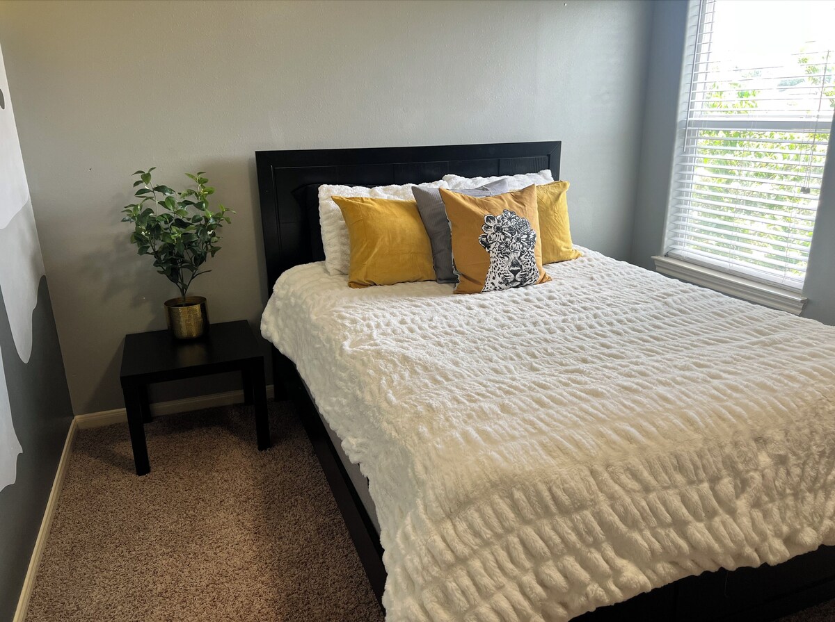 Photo 25 of Cheerful 3-Bedroom Home With Back Yard and Garage in Houston