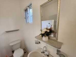 Apartment, 1 Bedroom, Balcony, City View | Bathroom