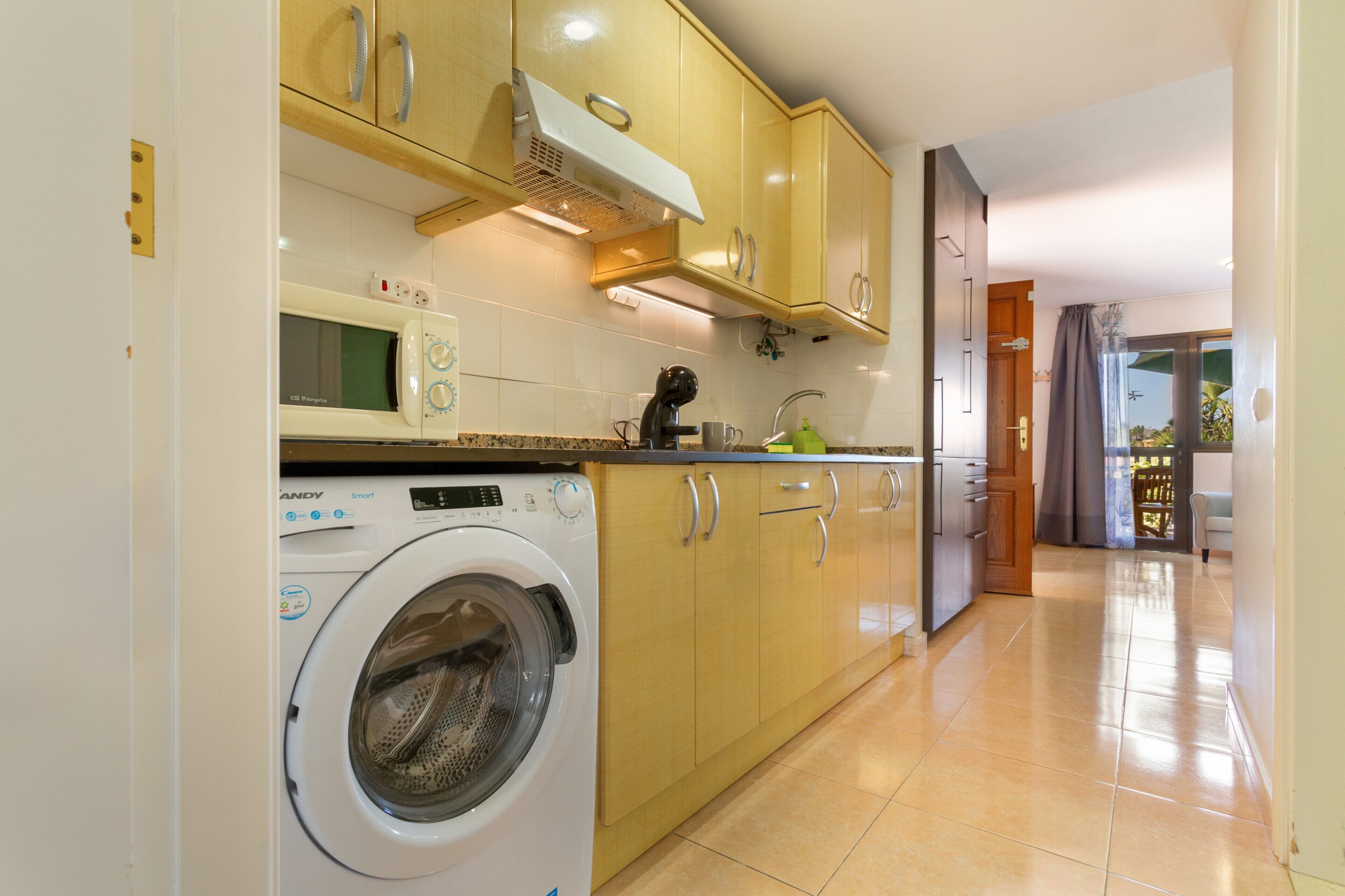 Kühlschrank, Mikrowelle, Herdplatte, Wasserkocher mit Kaffee-/Teezubehör