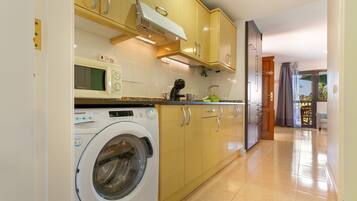 Kühlschrank, Mikrowelle, Herdplatte, Wasserkocher mit Kaffee-/Teezubehör