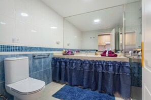 シャワー、ヘアドライヤー、タオル