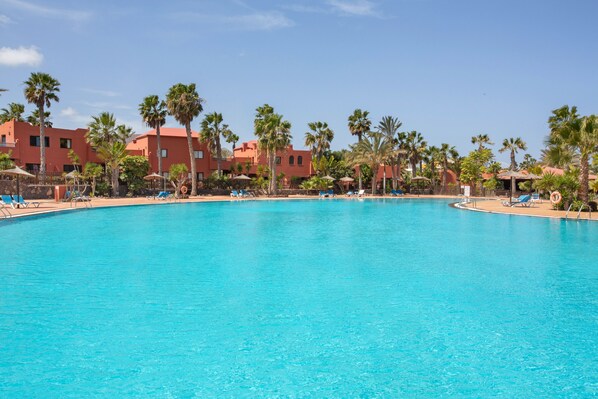 Pool - Vacation 'Oasis Bahia Fronte Piscine' with Shared Pool, Private Terrace and Wi-Fi (Corralejo)