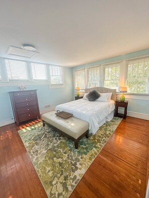 3 bedrooms, desk, iron/ironing board, WiFi