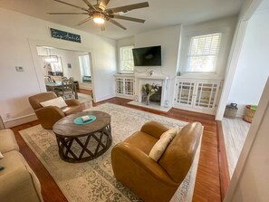 Smart TV, books - Villa Soaking Tub Private Backyard Downtown (Long Beach)