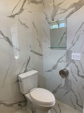 SĂšche-cheveux, serviettes fournies, savon, papier toilette