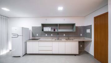 Apartamento conforto, 2 quartos, vista para a cidade | Cozinha privada | Geladeira, micro-ondas, cooktop