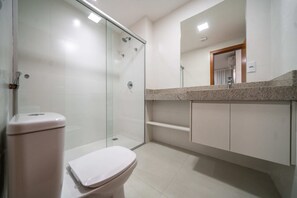 Håndklær, såpe, sjampo og toalettpapir