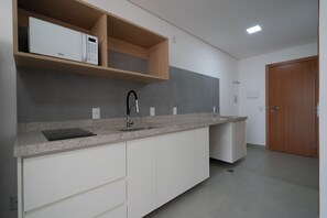 Comfort Studio, City View | Private kitchen | Fridge, microwave, stovetop