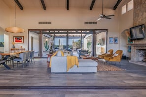 TV connectée, cheminée, chaîne hi-fi, espaces bureaux