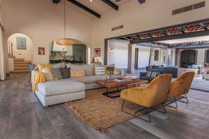 TV connectée, cheminée, chaîne hi-fi, espaces bureaux