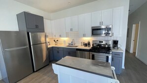 Private kitchen - Cozy and Modern Stay in the Heart of C (Chicago)