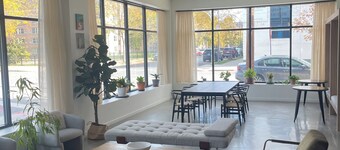 Cozy and Modern Stay in the Heart of C