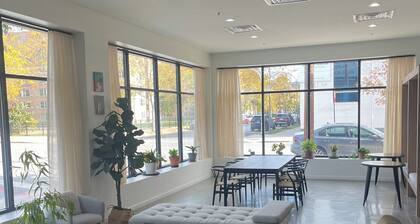 Cozy and Modern Stay in the Heart of C