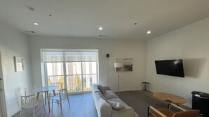 Living area - Cozy and Modern Stay in the Heart of C (Chicago)