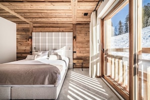 5 bedrooms, iron/ironing board, internet, bed sheets
