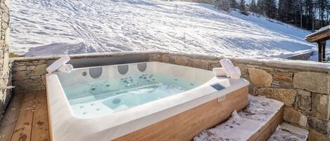 Bañera de hidromasaje al aire libre