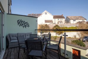 Outdoor dining - Maes-Y-Berllan - Close to Village and Beach (Saundersfoot)