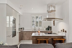 Kühlschrank, Mikrowelle, Ofen, Geschirrspüler