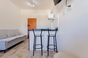 Apartamento básico | Área de estar | TV