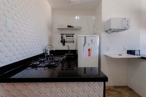 Apartamento básico | Cozinha privada | Micro-ondas, talheres/pratos/utensílios de cozinha