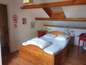 2 bedrooms, free WiFi, bed sheets - Domaine du Plan Del Poux – Rural Holiday Home for 8 People with Mountain View and Terrace (Combret)