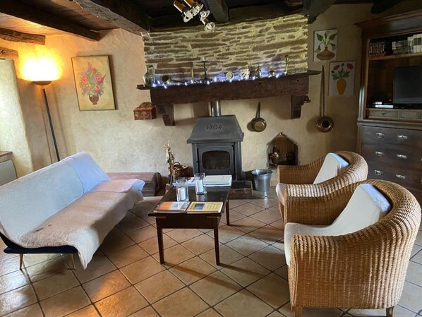 TV, fireplace, DVD player - Domaine du Plan Del Poux – Rural Holiday Home for 8 People with Mountain View and Terrace (Combret)