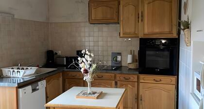 Domaine du Plan Del Poux – Rural Holiday Home for 8 People with Mountain View and Terrace