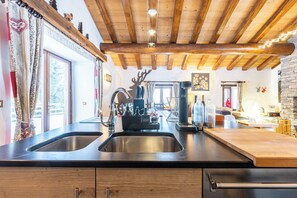 Een koelkast, een microgolfoven, een oven, een kookplaat