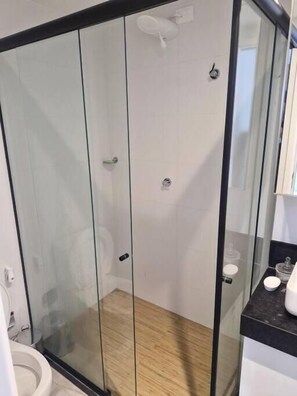 Apartment | Bathroom | Shower, towels, toilet paper - Melhores Flats  (João Pessoa)