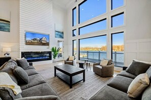 Smart TV, fireplace, offices - NEW Sunrise Point Lakefront Lake Anna, Beach, Dock (Louisa County)