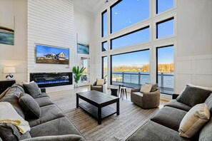 Smart-tv, eldstad och kontor