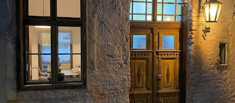 die alte Volksschule, wohnen im Museum., Ferienwohnung mit eigenem Garten