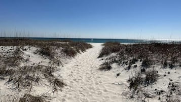 In Strandnähe, Liegestühle, Strandtücher