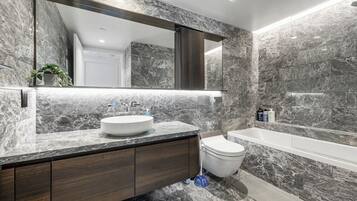 Appartement Confort, 1 chambre | Salle de bain | Séchoir à cheveux, serviettes fournies, savon, shampooing
