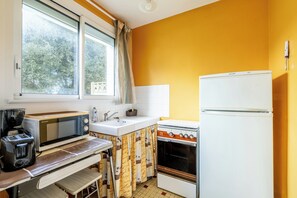 Refrigerador, microondas, horno y cafetera y tetera 