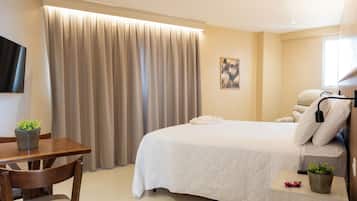 Suite junior, vistas al mar | 1 dormitorio, caja fuerte, wifi gratis