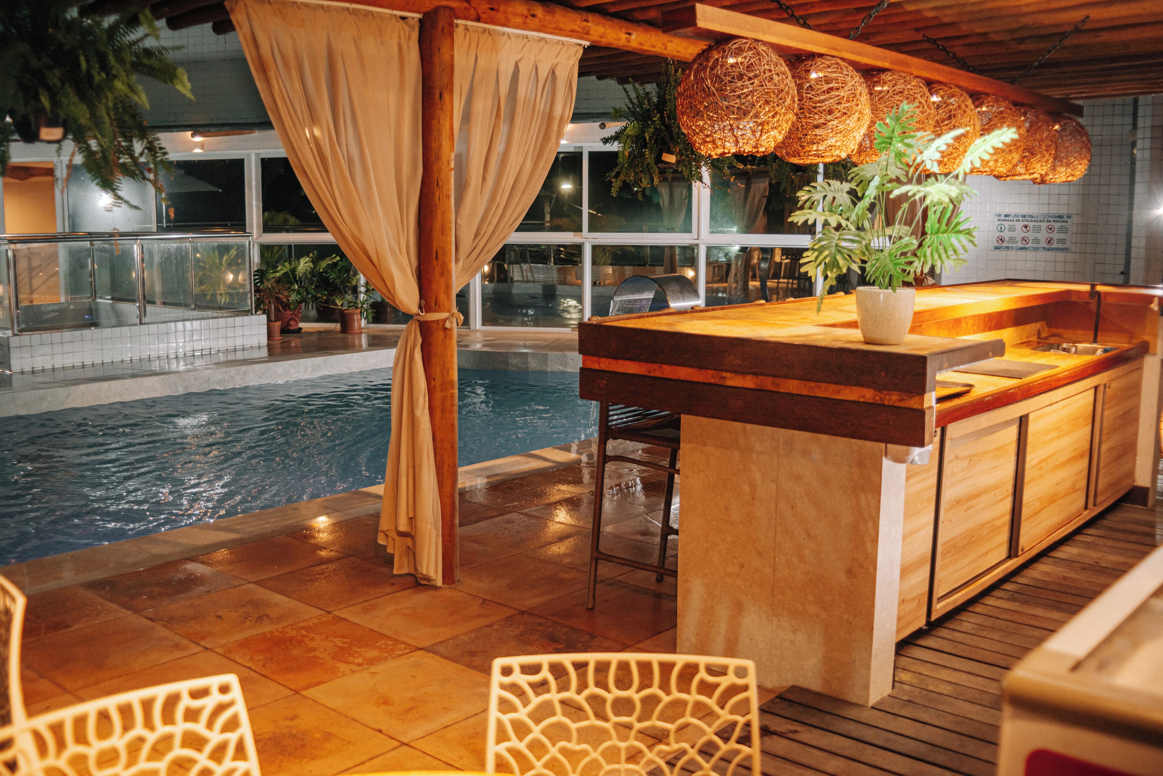 สระว่ายน้ำกลางแจ้ง